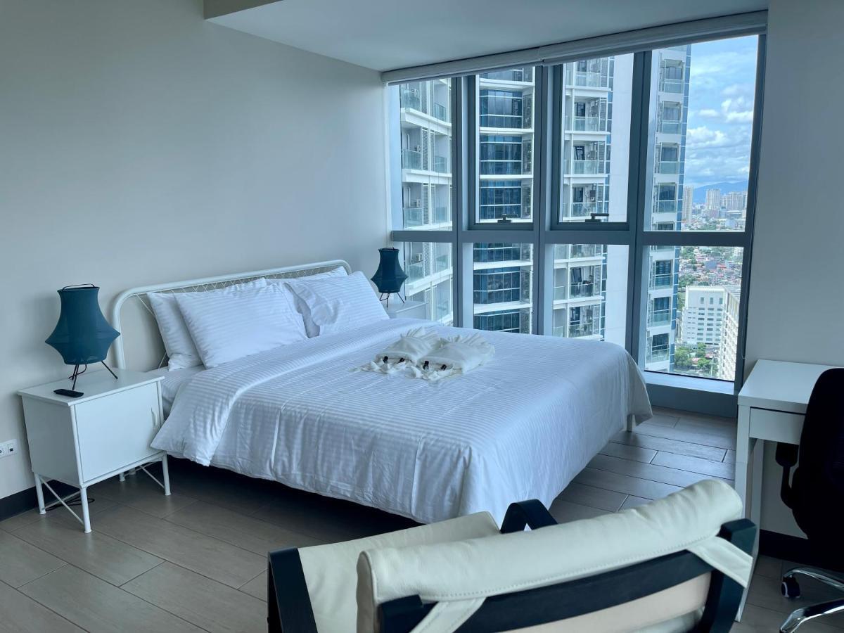 Bright 2-Bedroom Condo With Pool In Bgc Uptown Manila Ngoại thất bức ảnh