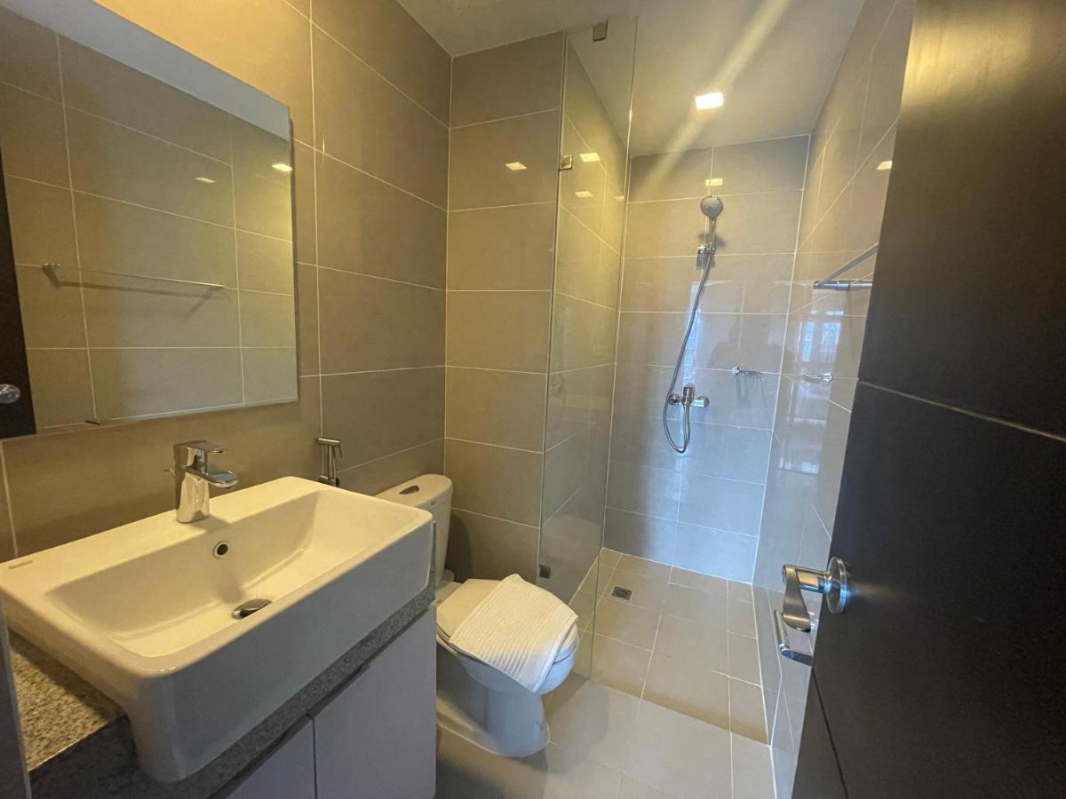 Bright 2-Bedroom Condo With Pool In Bgc Uptown Manila Ngoại thất bức ảnh