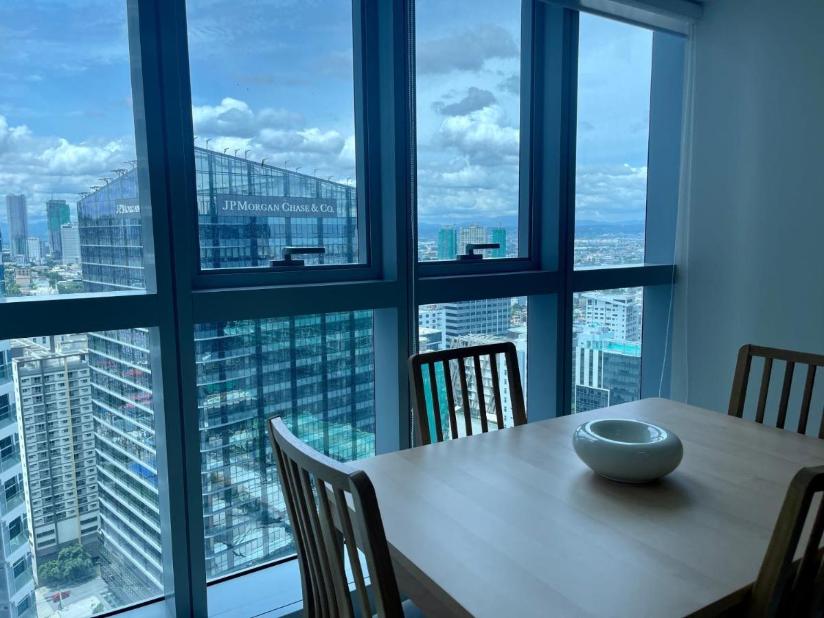 Bright 2-Bedroom Condo With Pool In Bgc Uptown Manila Ngoại thất bức ảnh