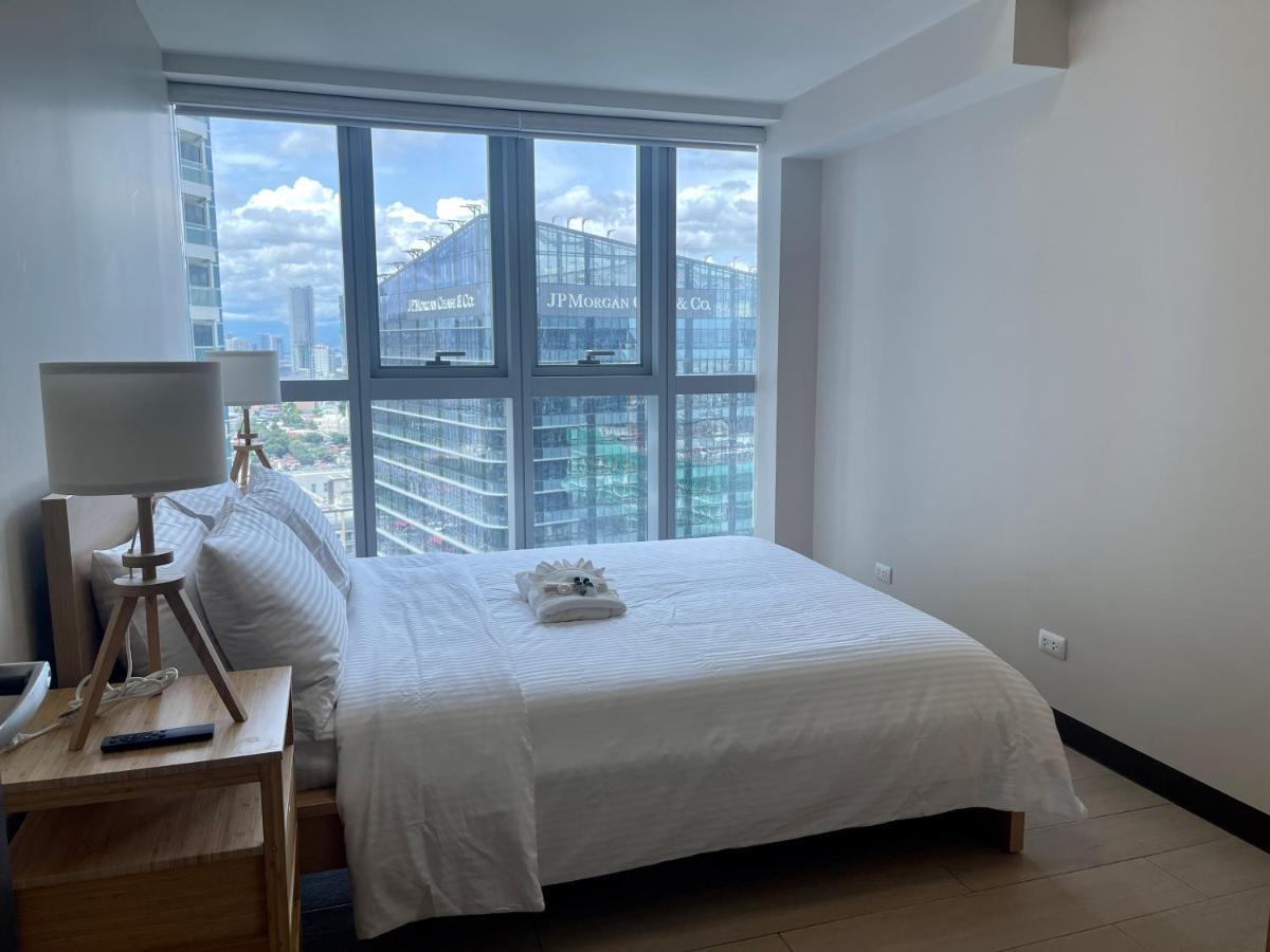 Bright 2-Bedroom Condo With Pool In Bgc Uptown Manila Ngoại thất bức ảnh