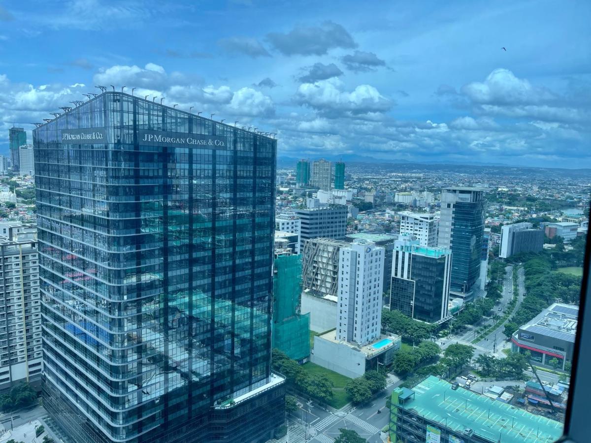 Bright 2-Bedroom Condo With Pool In Bgc Uptown Manila Ngoại thất bức ảnh