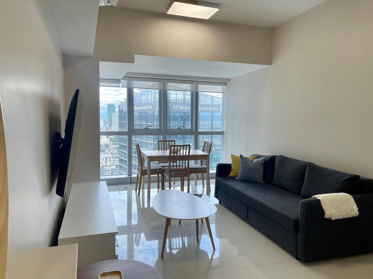 Bright 2-Bedroom Condo With Pool In Bgc Uptown Manila Ngoại thất bức ảnh