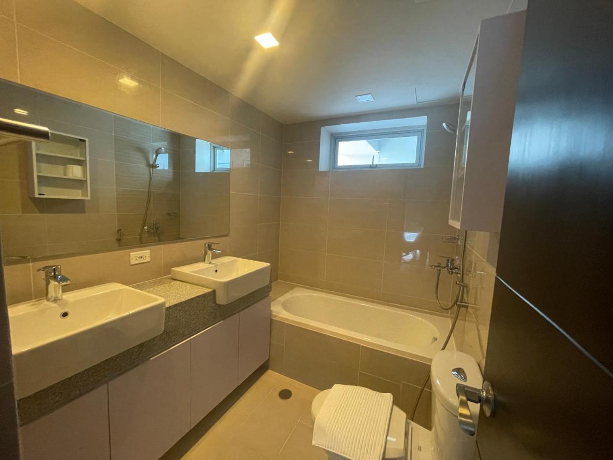 Bright 2-Bedroom Condo With Pool In Bgc Uptown Manila Ngoại thất bức ảnh