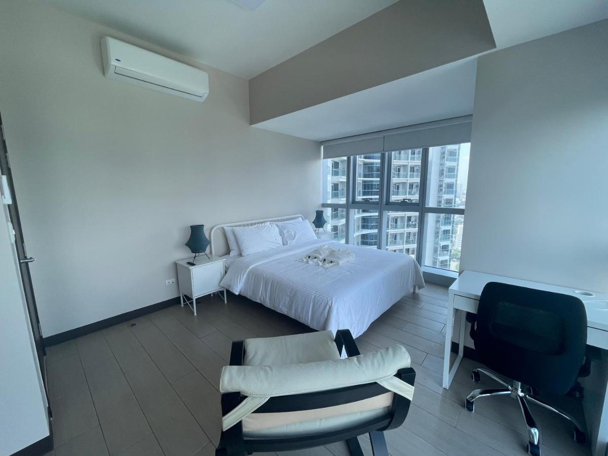 Bright 2-Bedroom Condo With Pool In Bgc Uptown Manila Ngoại thất bức ảnh