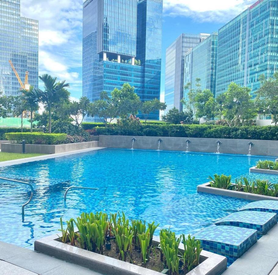 Bright 2-Bedroom Condo With Pool In Bgc Uptown Manila Ngoại thất bức ảnh